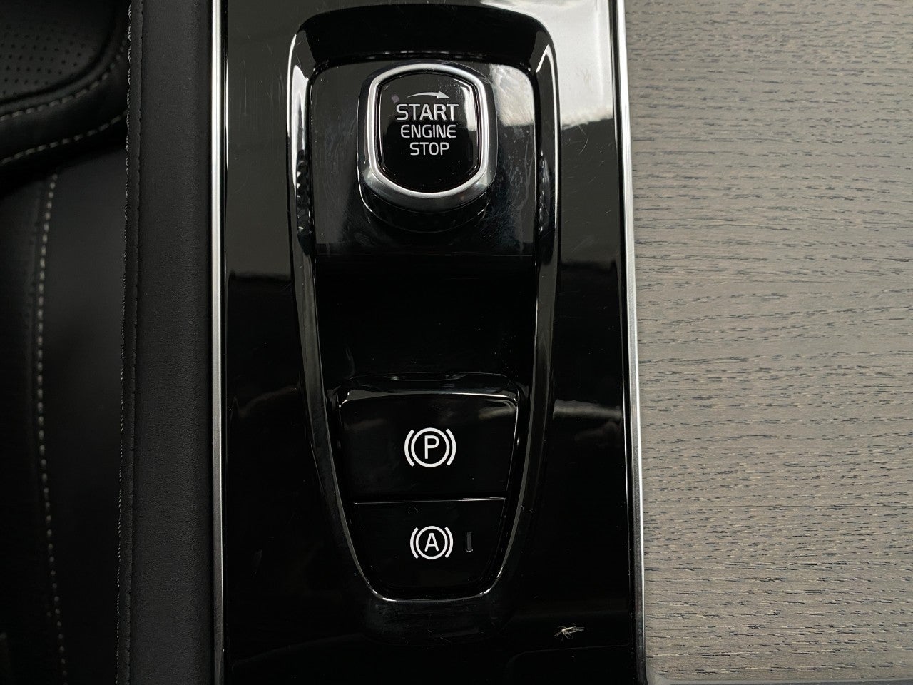 2026 Volvo XC90 B6 AWD Ultra Dark Theme 7-Seater