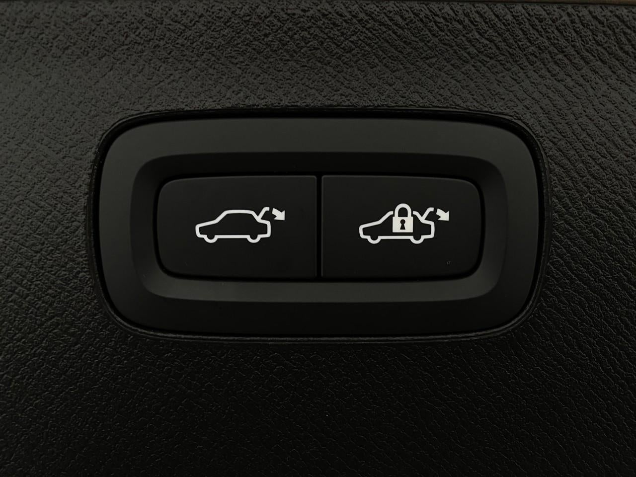 2026 Volvo XC90 B6 AWD Ultra Dark Theme 7-Seater