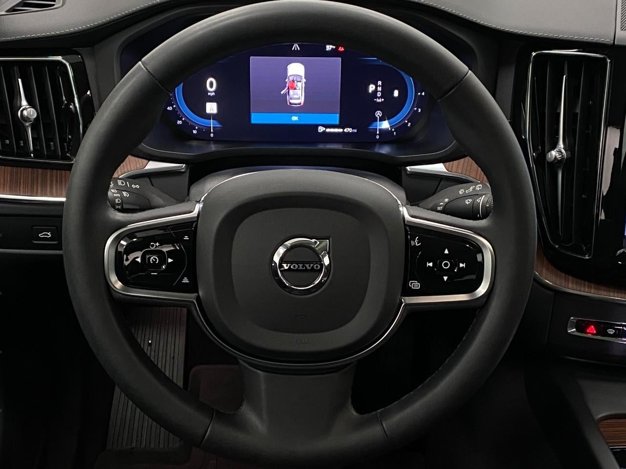 2023 Volvo XC60 B6 AWD Ultimate Bright Theme