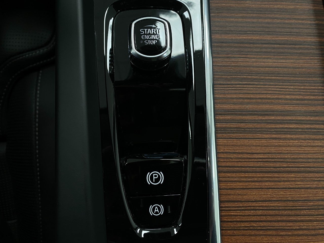 2023 Volvo XC60 B6 AWD Ultimate Bright Theme