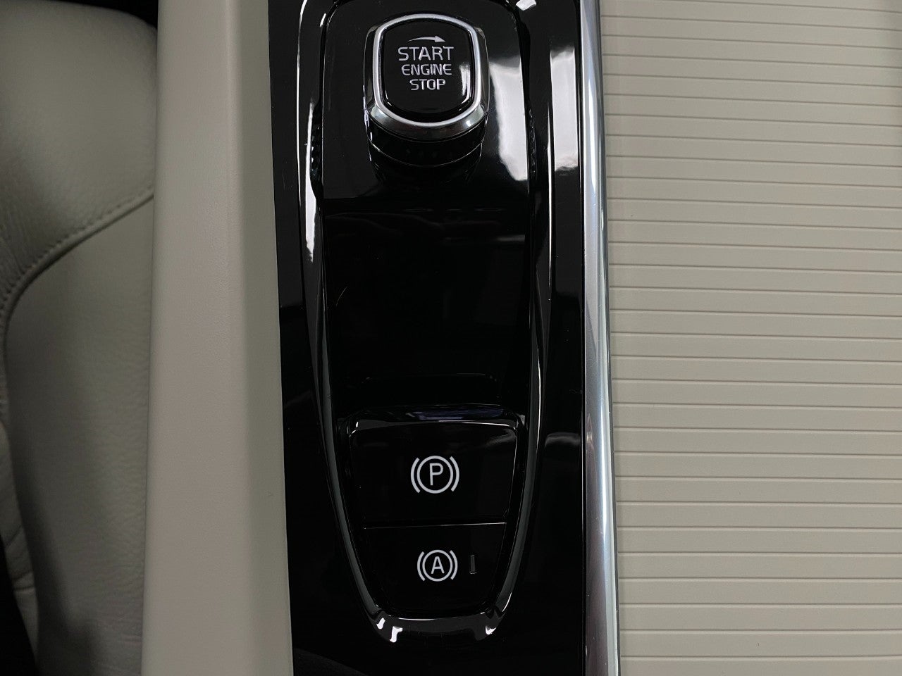 2024 Volvo XC60 Recharge Plug-In Hybrid T8 eAWD PHEV Core Dark Theme