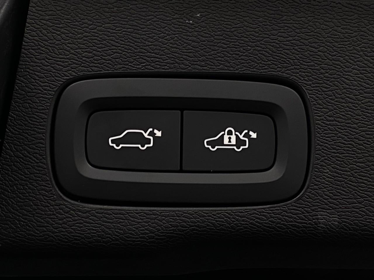 2024 Volvo XC60 Recharge Plug-In Hybrid T8 eAWD PHEV Core Dark Theme