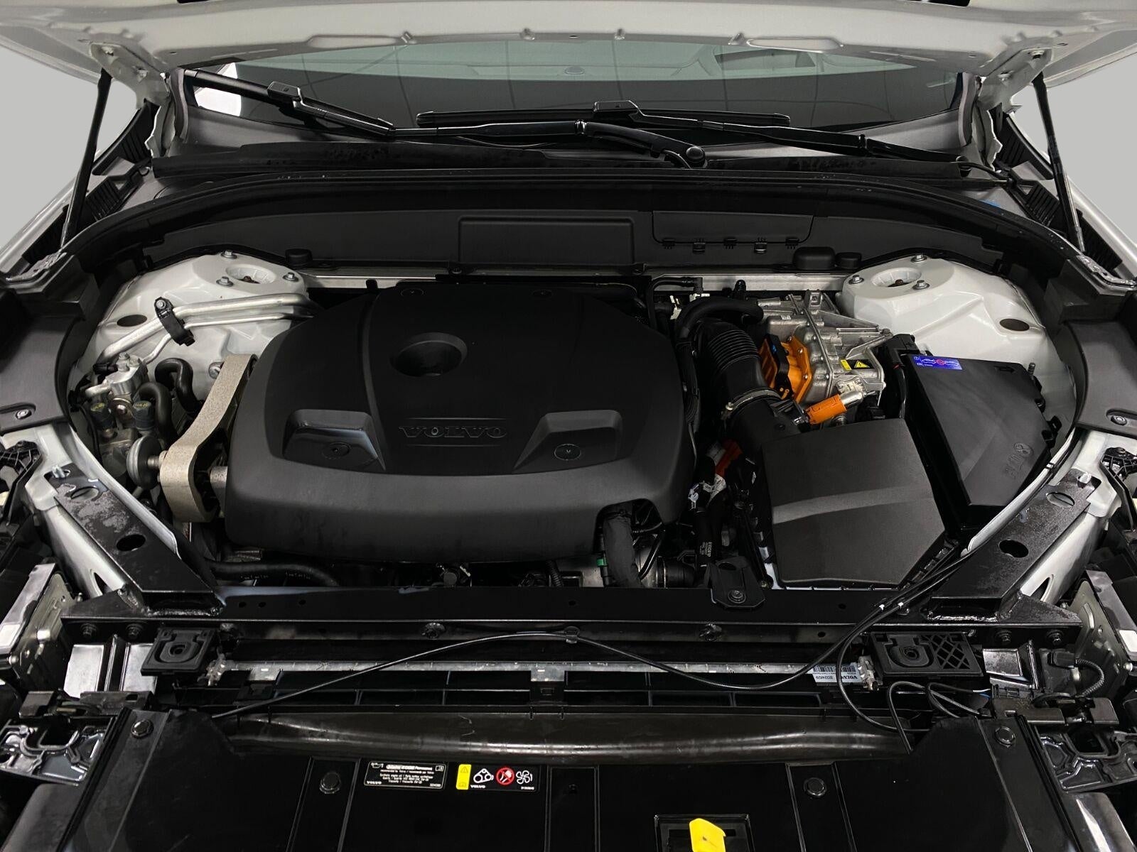 2024 Volvo XC60 Recharge Plug-In Hybrid T8 eAWD PHEV Ultimate Dark Theme