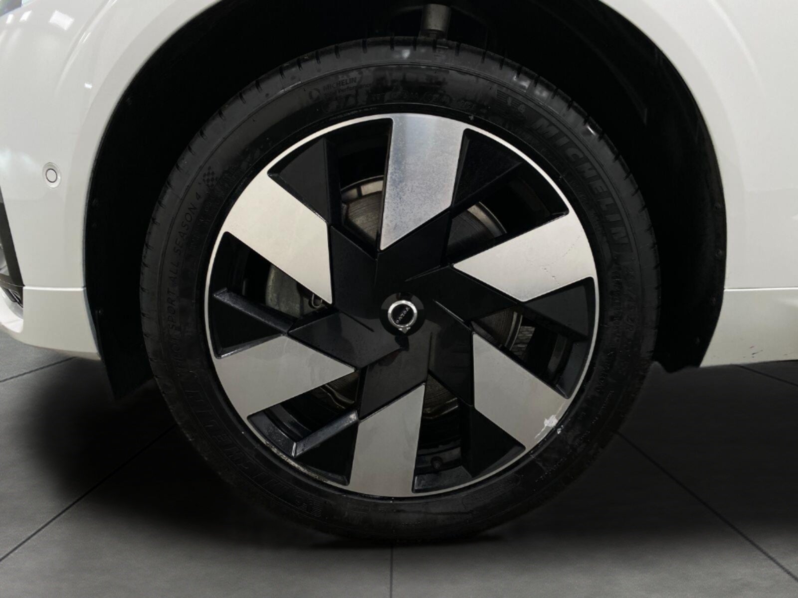 2024 Volvo XC60 Recharge Plug-In Hybrid T8 eAWD PHEV Ultimate Dark Theme