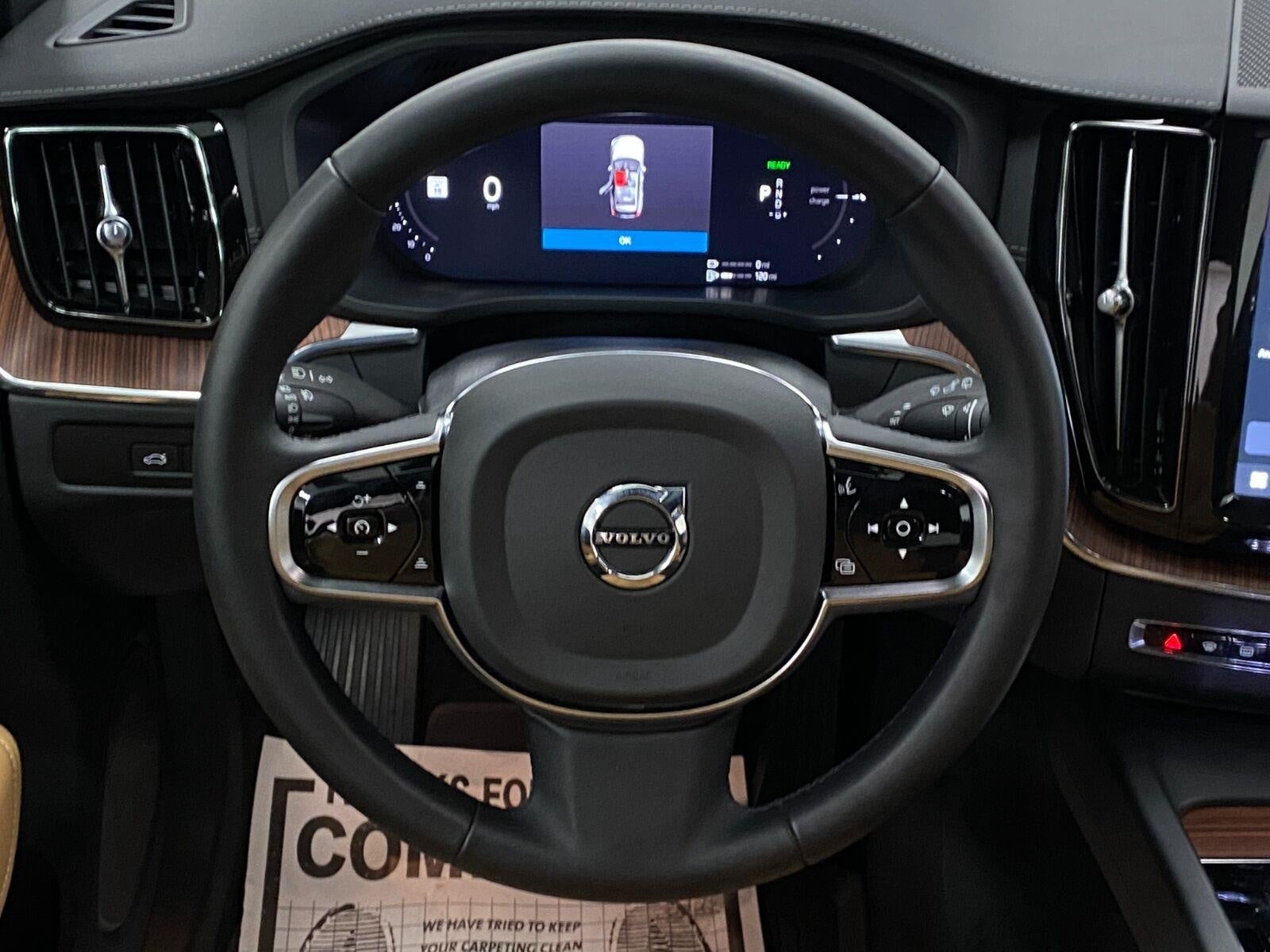 2024 Volvo XC60 Recharge Plug-In Hybrid T8 eAWD PHEV Ultimate Dark Theme