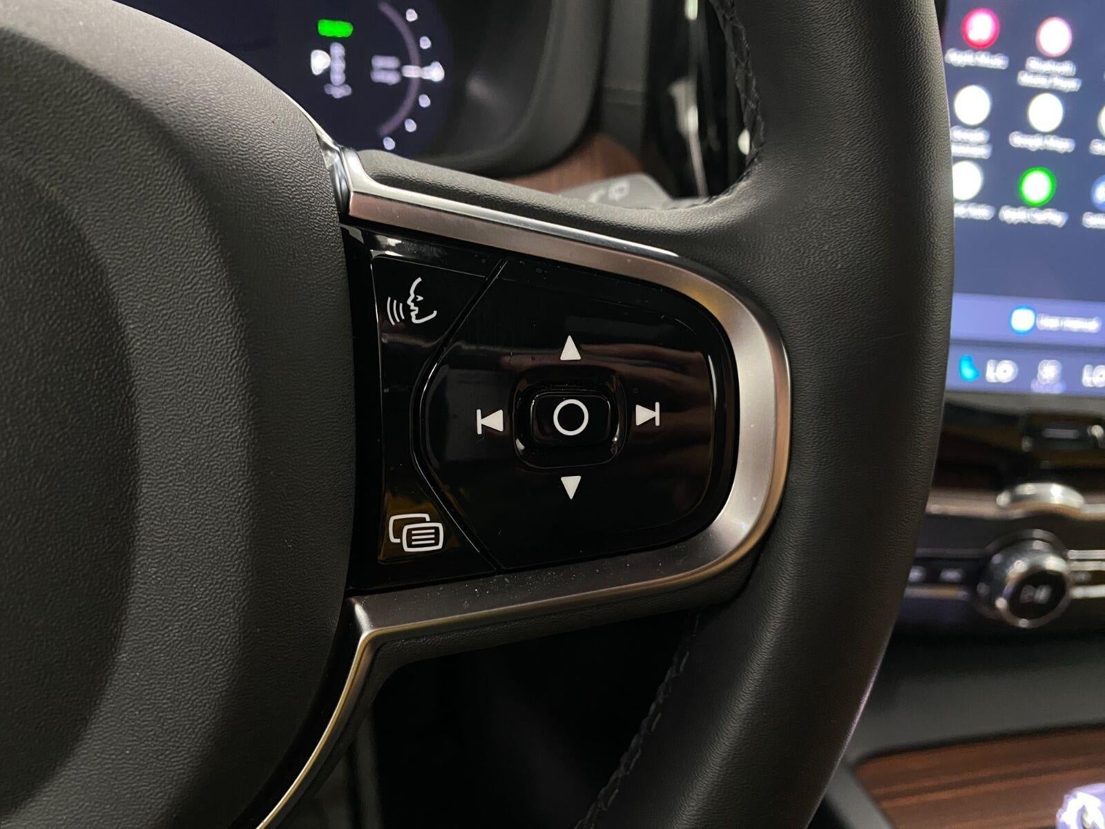 2024 Volvo XC60 Recharge Plug-In Hybrid T8 eAWD PHEV Ultimate Dark Theme