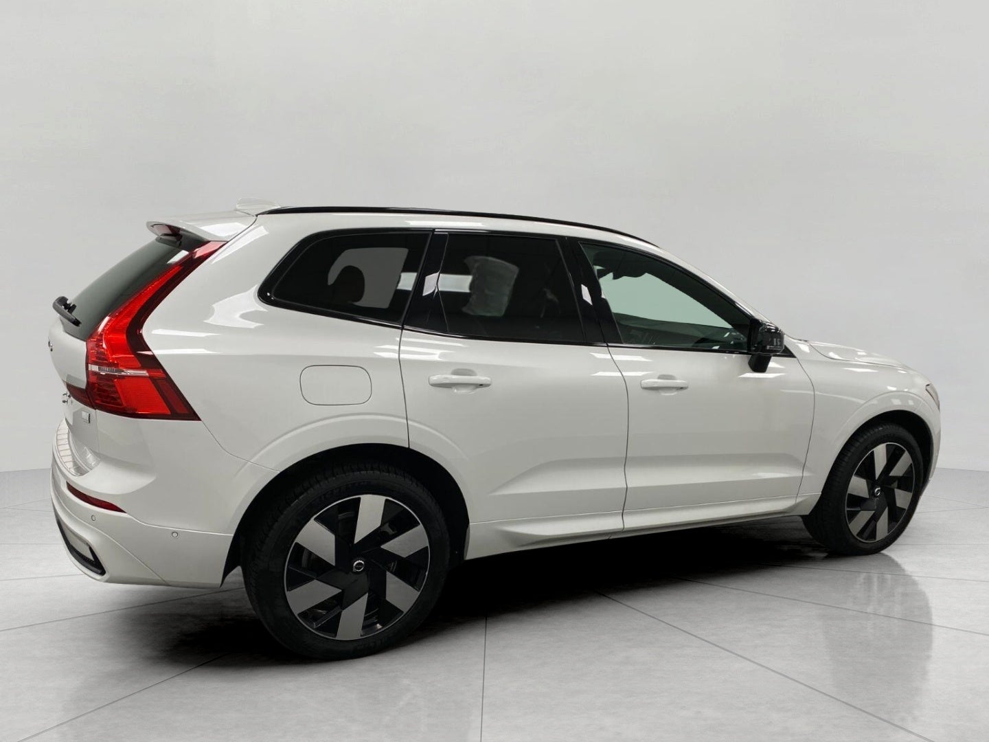 2024 Volvo XC60 Recharge Plug-In Hybrid T8 eAWD PHEV Ultimate Dark Theme