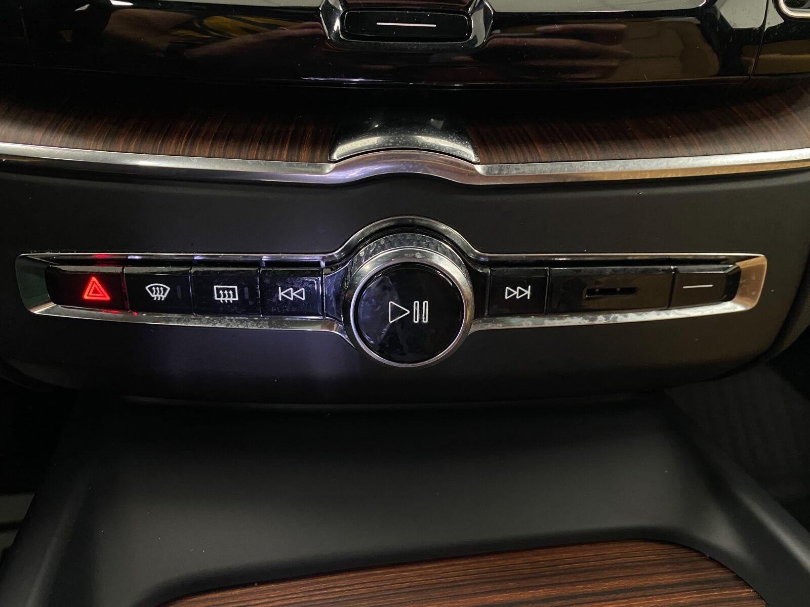 2024 Volvo XC60 Recharge Plug-In Hybrid T8 eAWD PHEV Ultimate Dark Theme