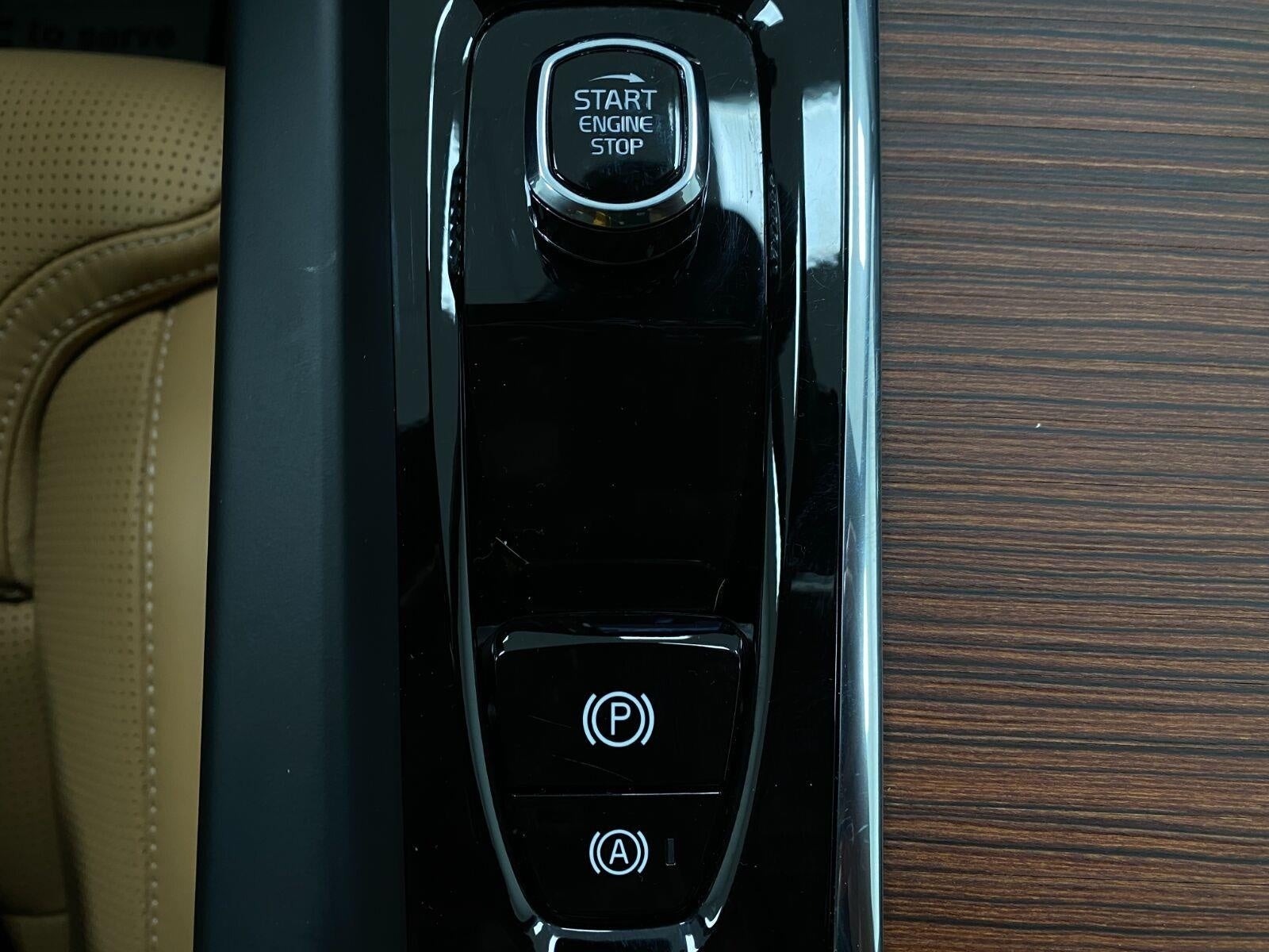 2024 Volvo XC60 Recharge Plug-In Hybrid T8 eAWD PHEV Ultimate Dark Theme