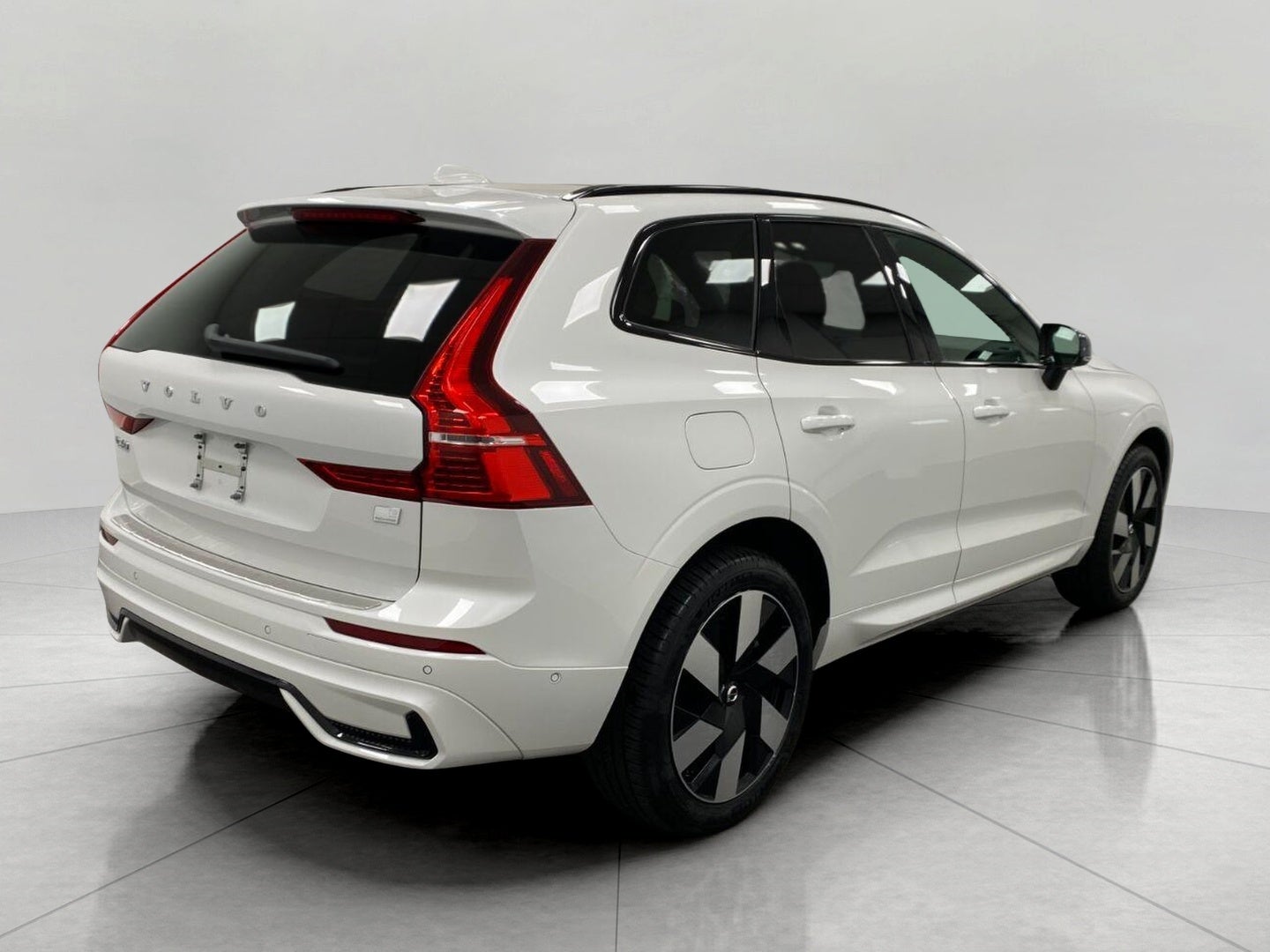 2024 Volvo XC60 Recharge Plug-In Hybrid T8 eAWD PHEV Ultimate Dark Theme