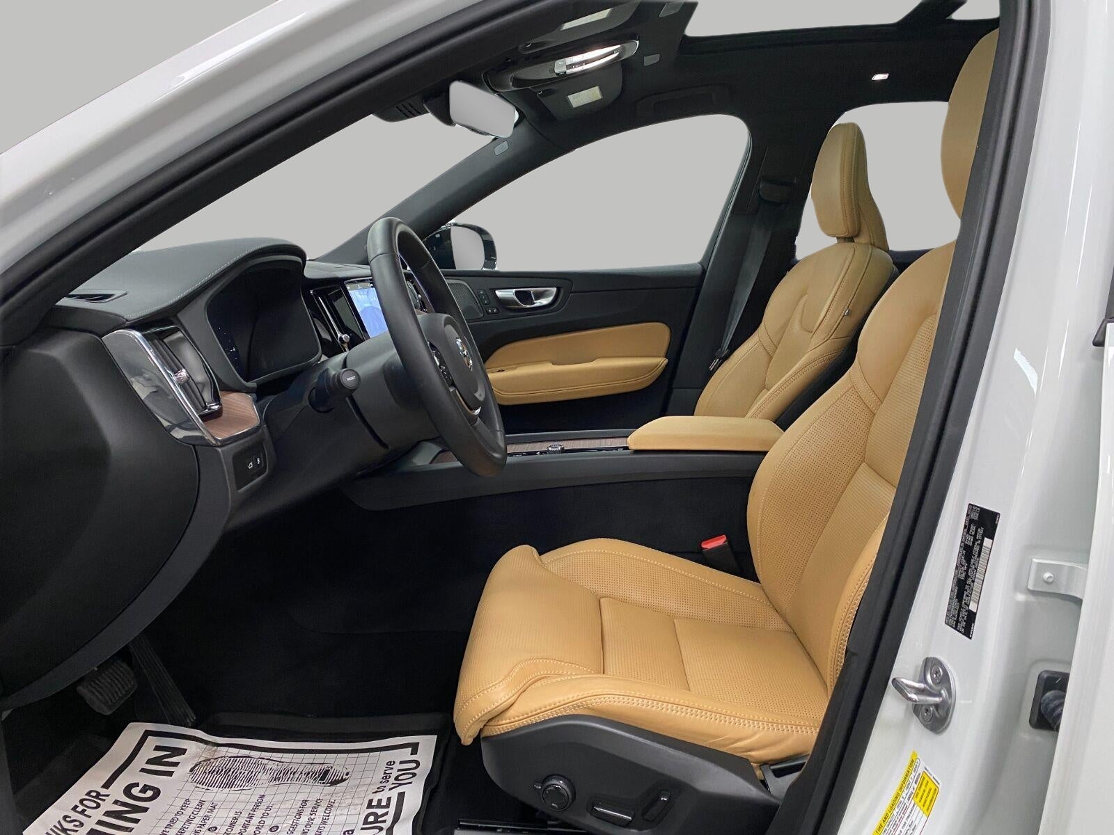 2024 Volvo XC60 Recharge Plug-In Hybrid T8 eAWD PHEV Ultimate Dark Theme