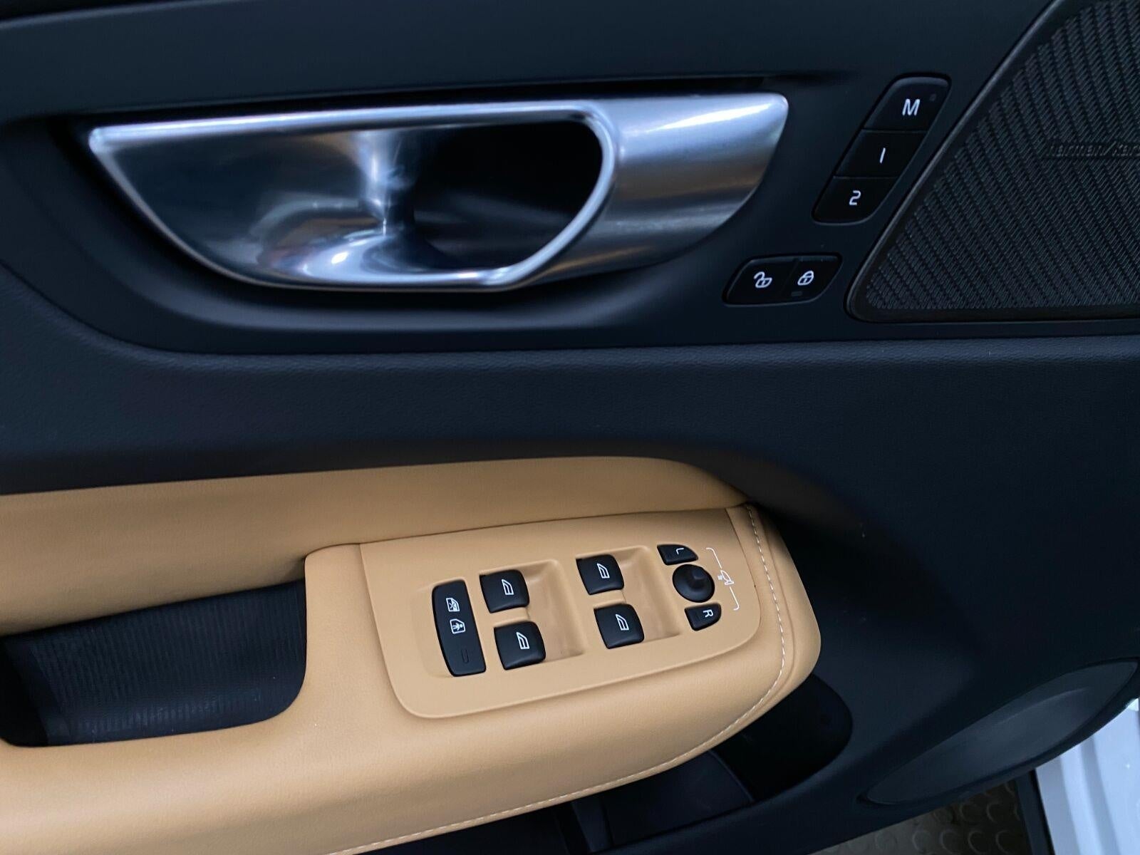 2024 Volvo XC60 Recharge Plug-In Hybrid T8 eAWD PHEV Ultimate Dark Theme