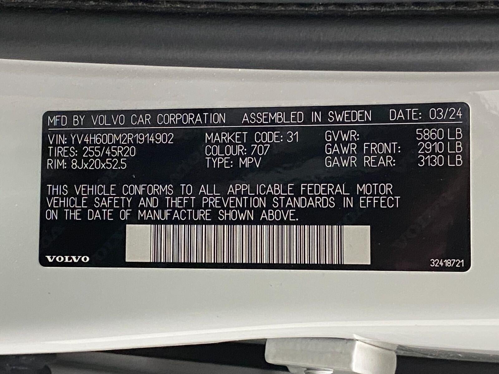 2024 Volvo XC60 Recharge Plug-In Hybrid T8 eAWD PHEV Ultimate Dark Theme