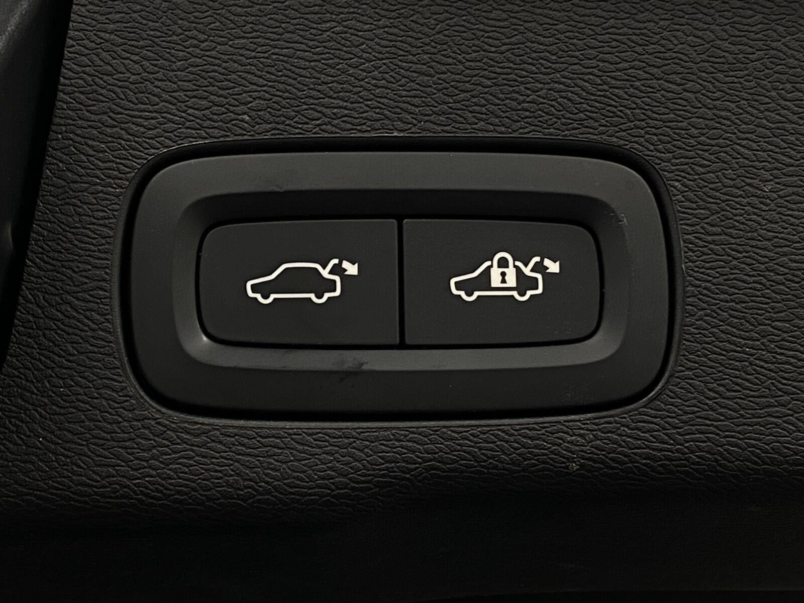 2024 Volvo XC60 Recharge Plug-In Hybrid T8 eAWD PHEV Ultimate Dark Theme