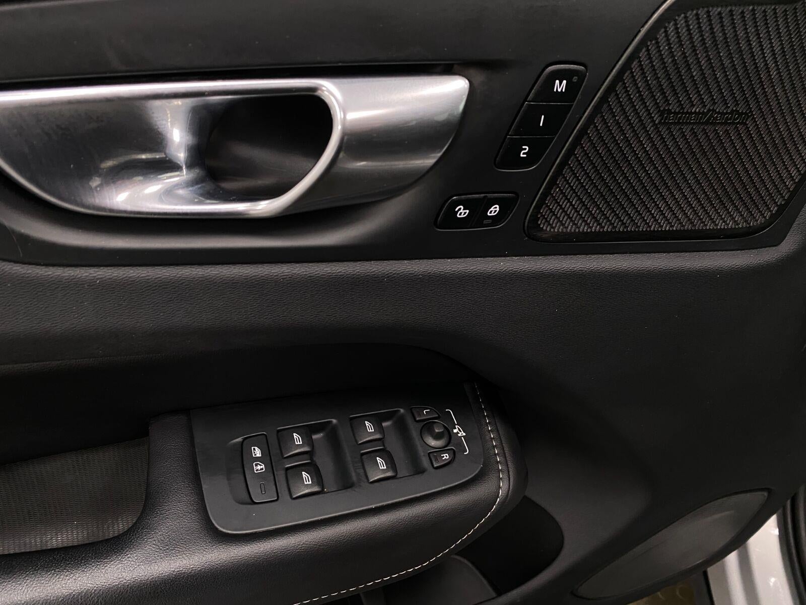 2023 Volvo XC60 B5 AWD Ultimate Bright Theme