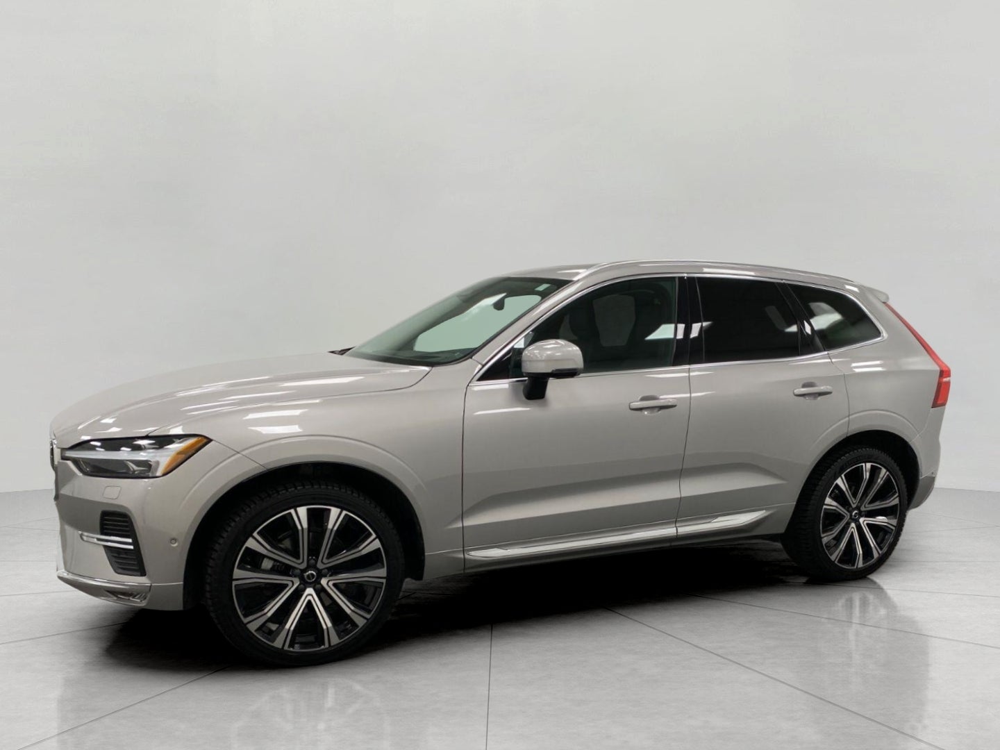 2023 Volvo XC60 B5 AWD Ultimate Bright Theme