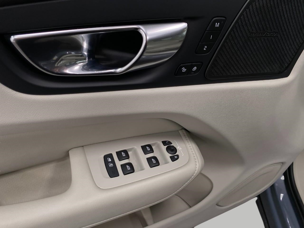 2023 Volvo XC60 B5 AWD Ultimate Bright Theme