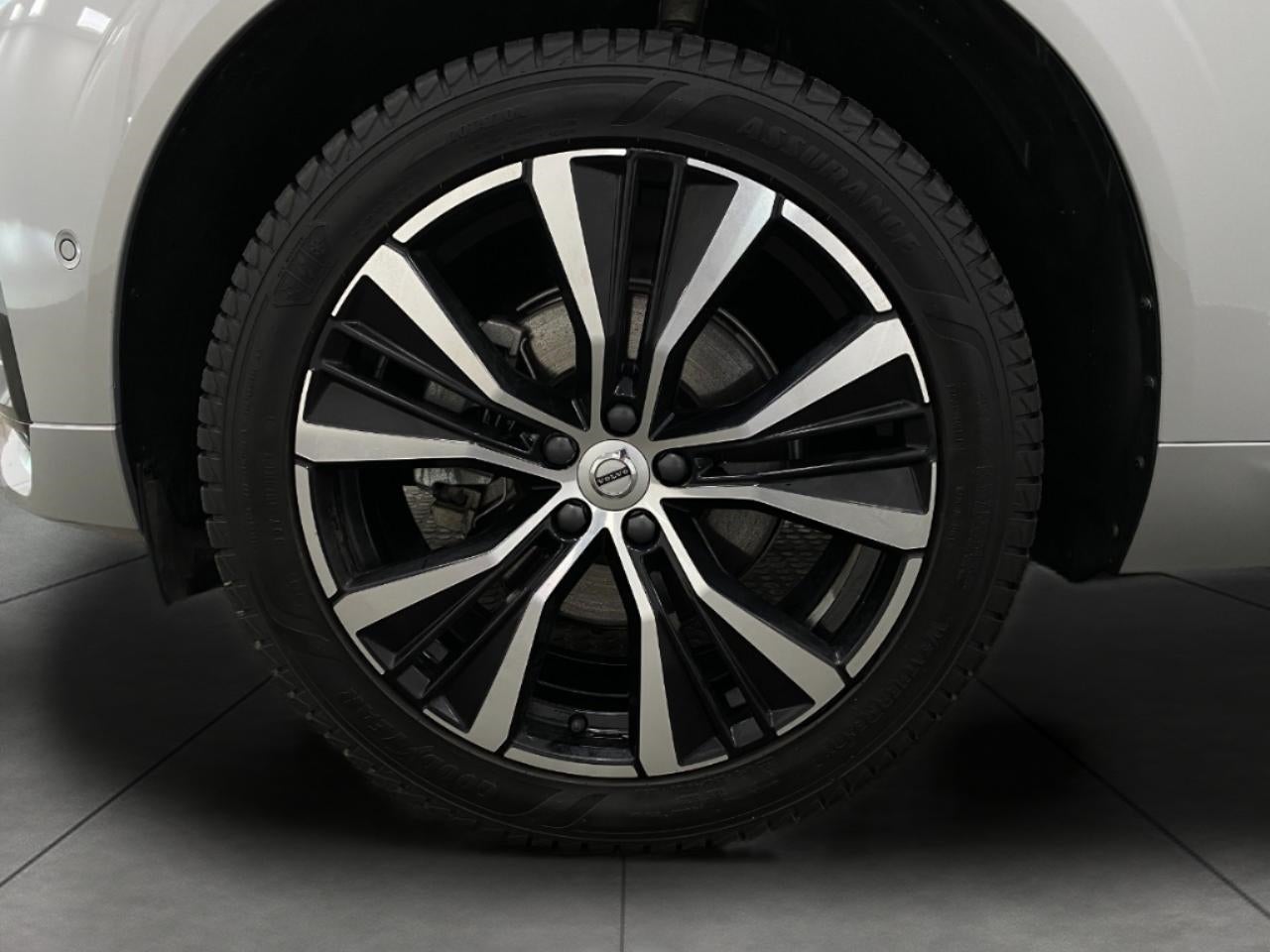 2024 Volvo XC60 B5 AWD Plus Dark Theme