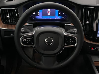2024 Volvo XC60 B5 AWD Plus Dark Theme