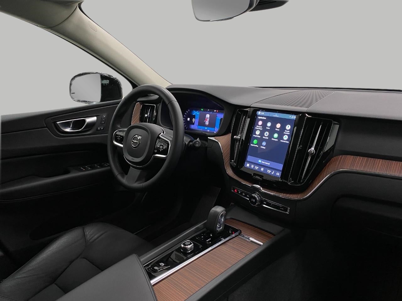 2024 Volvo XC60 B5 AWD Plus Dark Theme