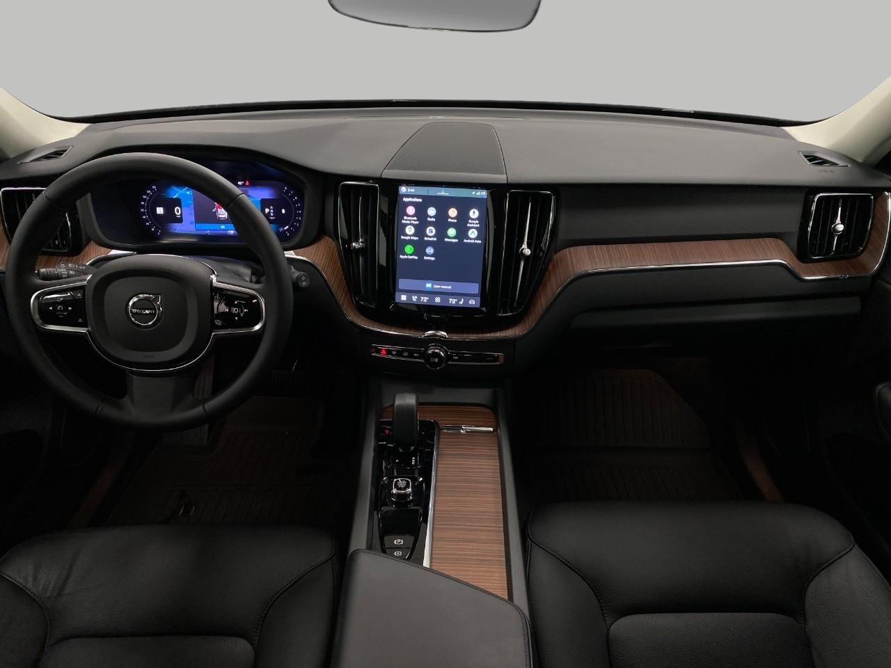 2024 Volvo XC60 B5 AWD Plus Dark Theme