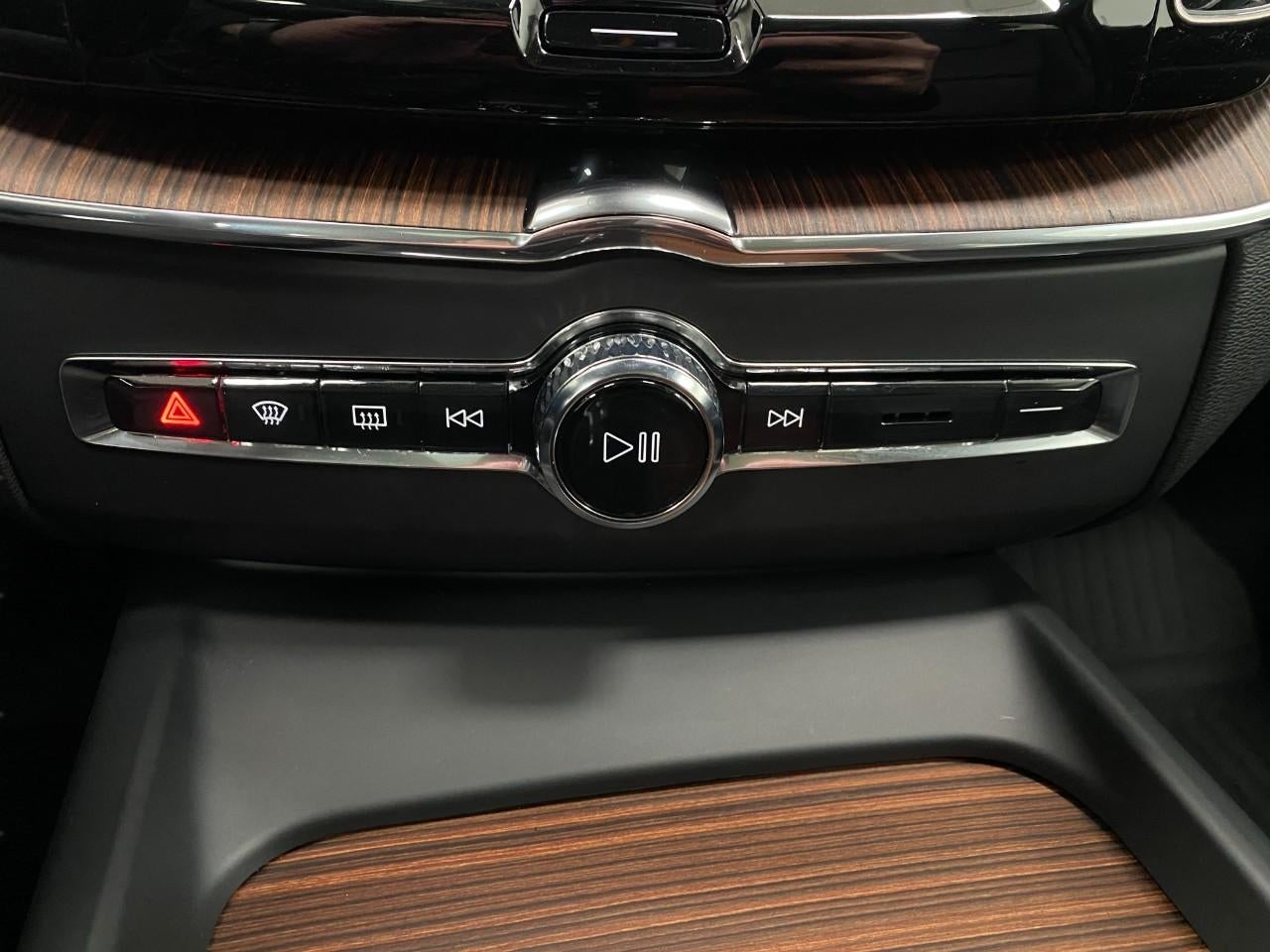 2024 Volvo XC60 B5 AWD Plus Dark Theme