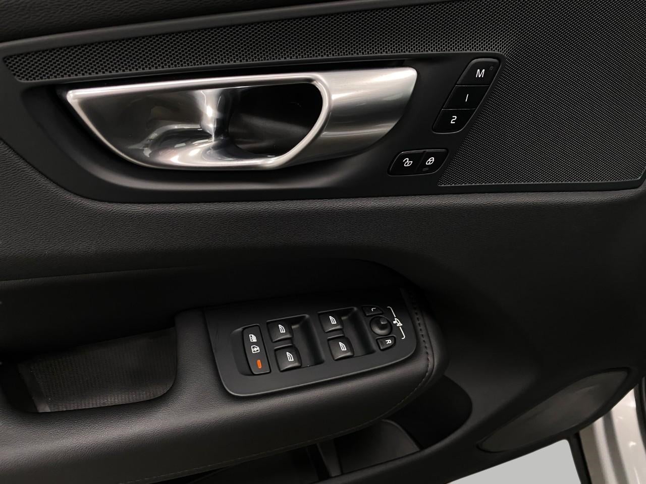 2024 Volvo XC60 B5 AWD Plus Dark Theme