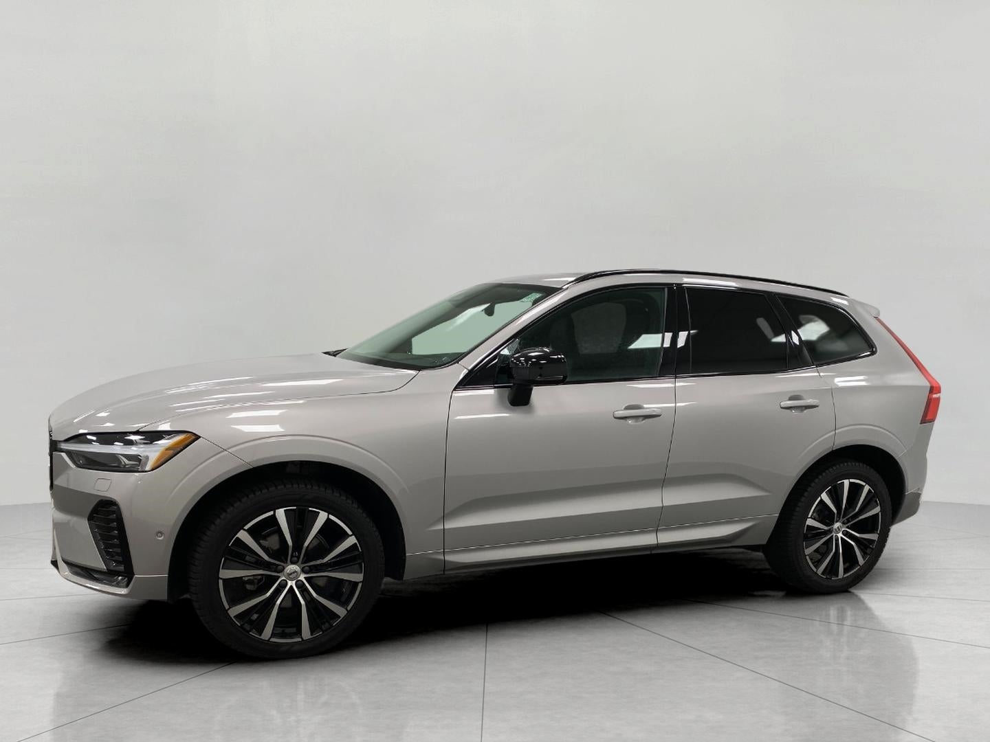 2024 Volvo XC60 B5 AWD Plus Dark Theme