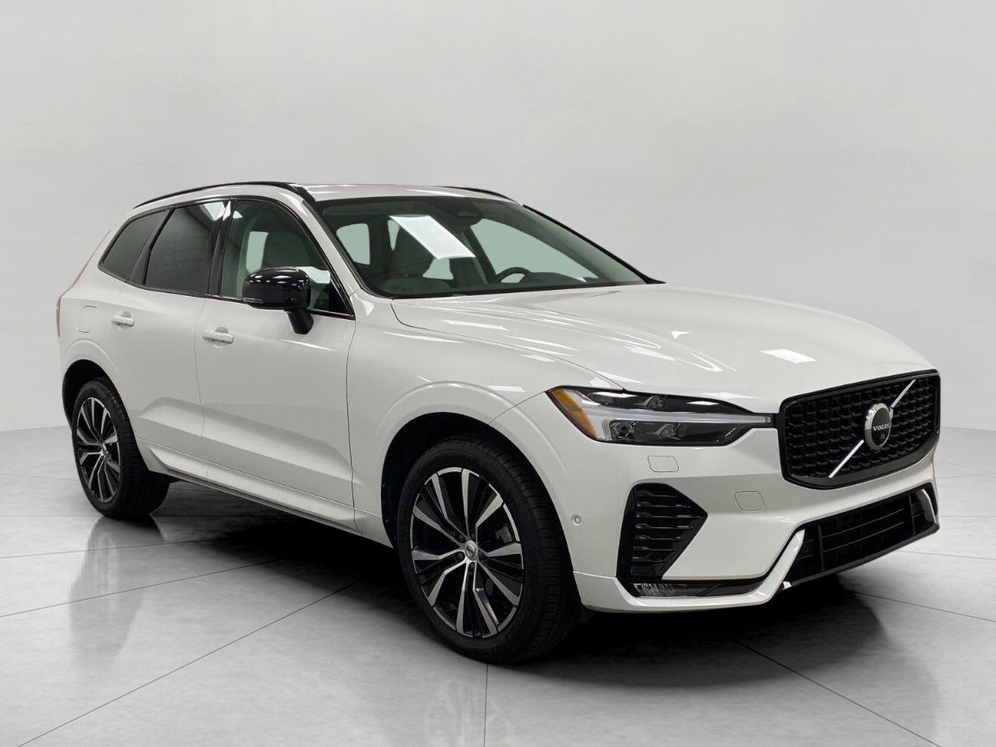 2023 Volvo XC60 B5 AWD Plus Dark Theme