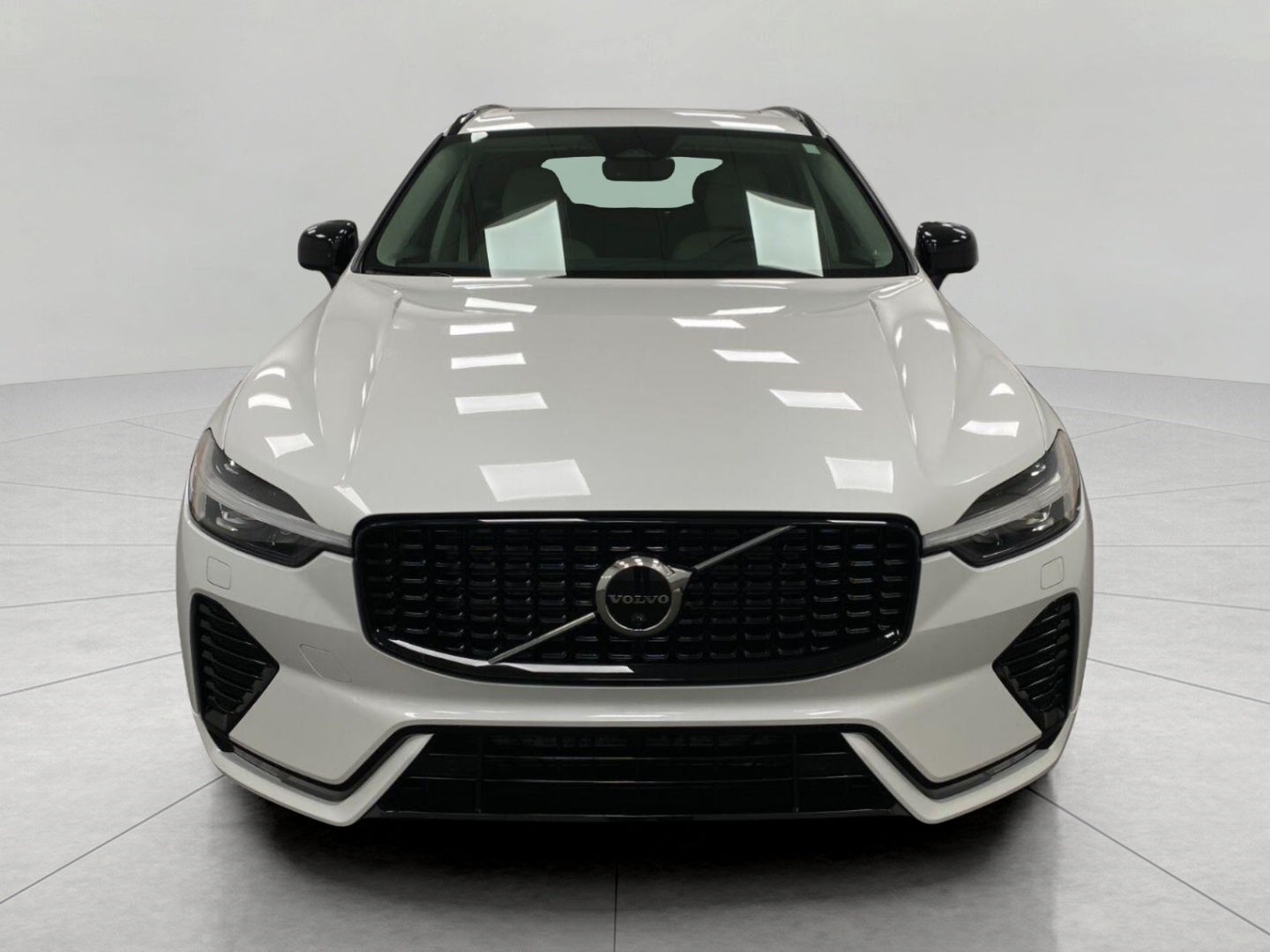 2023 Volvo XC60 B5 AWD Plus Dark Theme