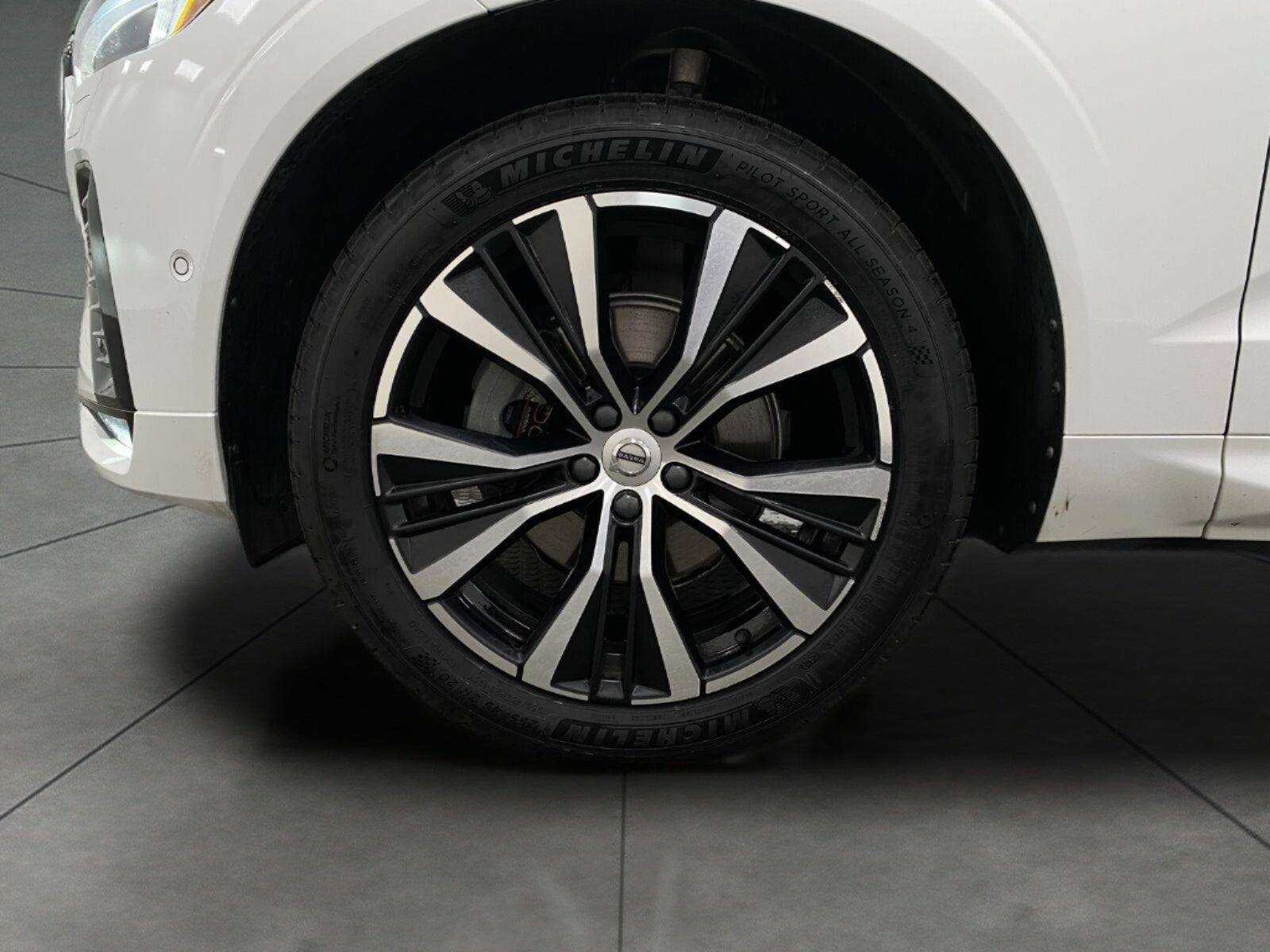 2023 Volvo XC60 B5 AWD Plus Dark Theme