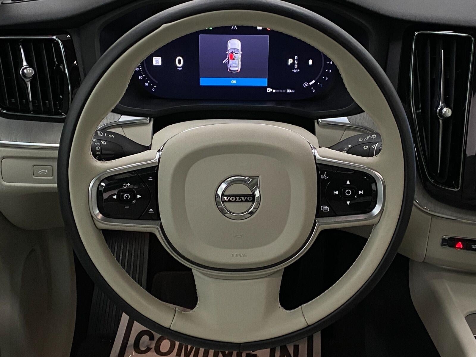2023 Volvo XC60 B5 AWD Plus Dark Theme
