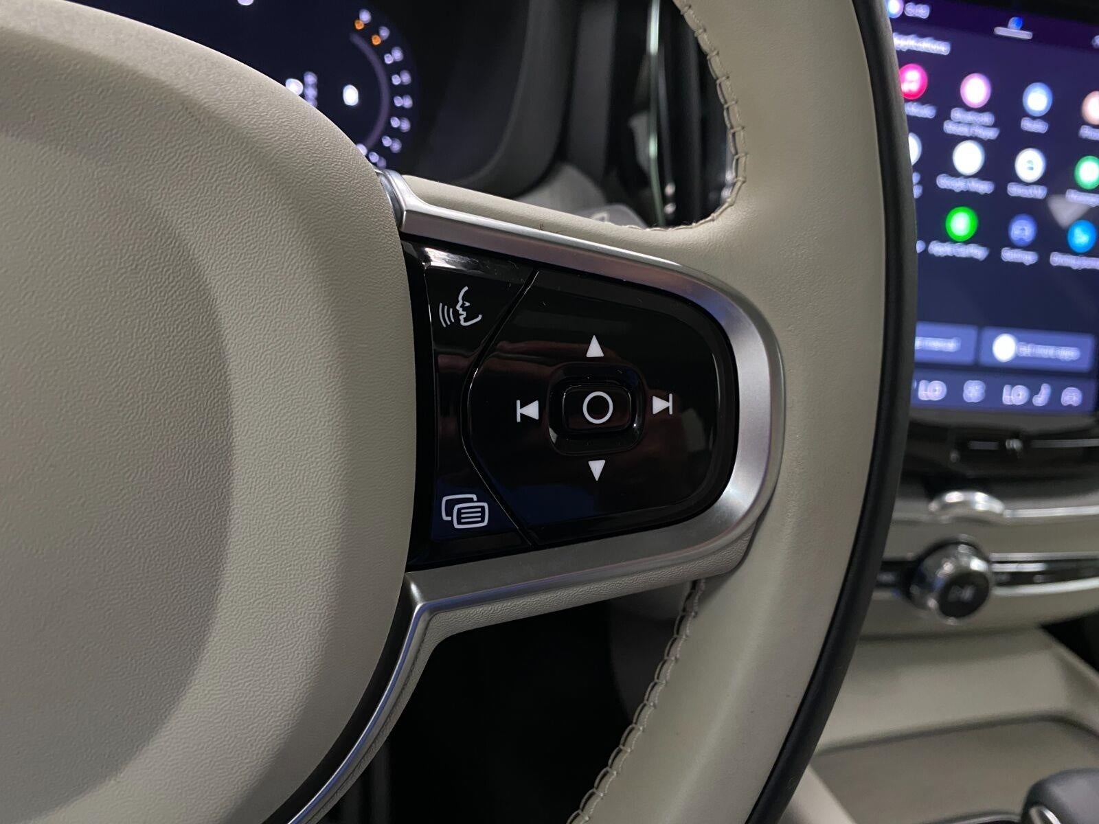 2023 Volvo XC60 B5 AWD Plus Dark Theme