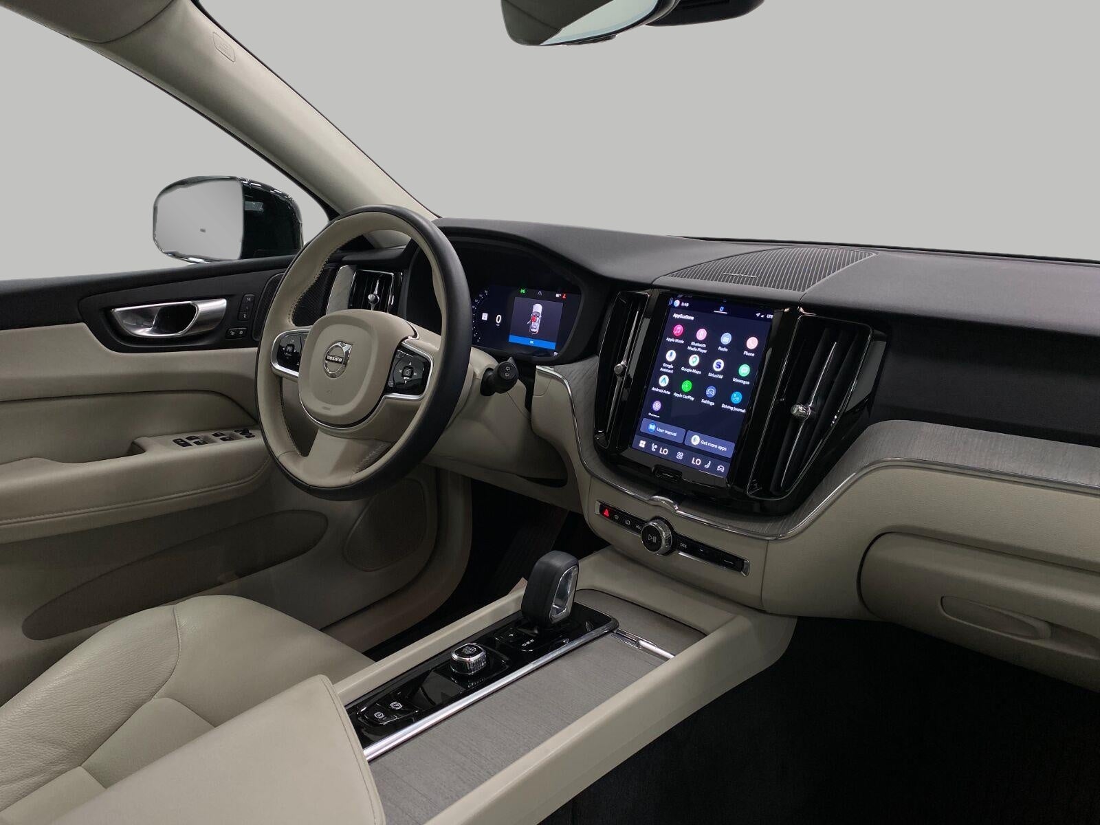 2023 Volvo XC60 B5 AWD Plus Dark Theme