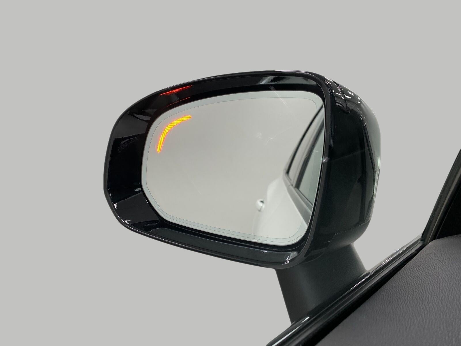 2023 Volvo XC60 B5 AWD Plus Dark Theme