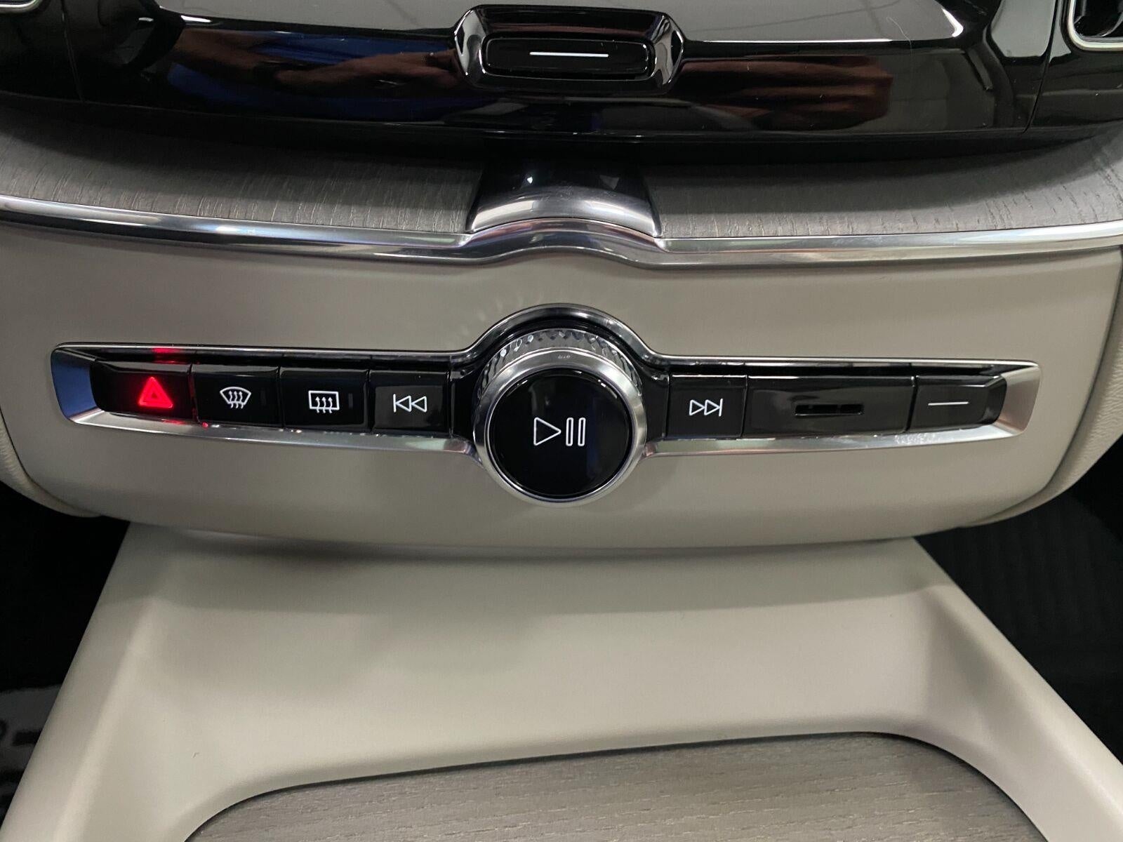 2023 Volvo XC60 B5 AWD Plus Dark Theme