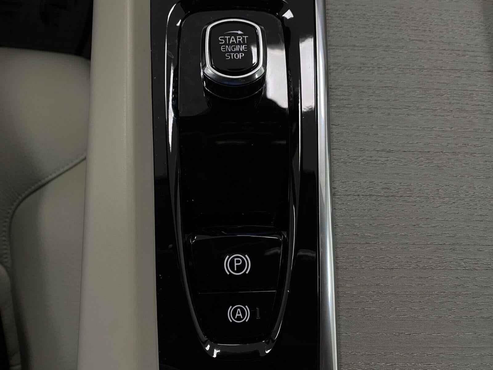 2023 Volvo XC60 B5 AWD Plus Dark Theme