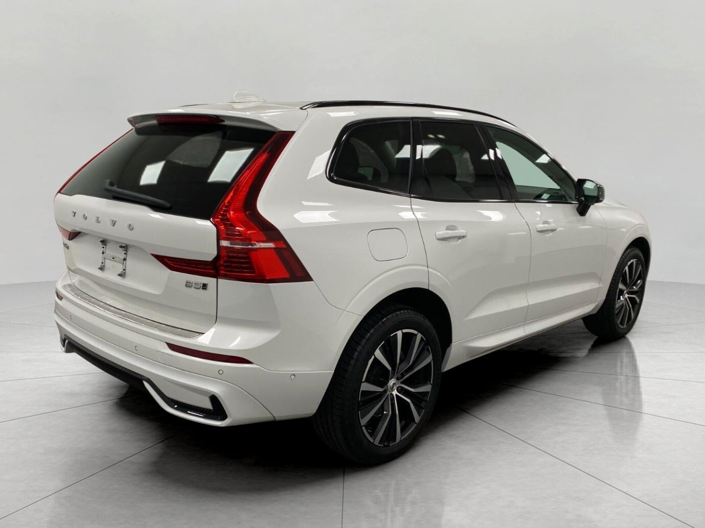 2023 Volvo XC60 B5 AWD Plus Dark Theme