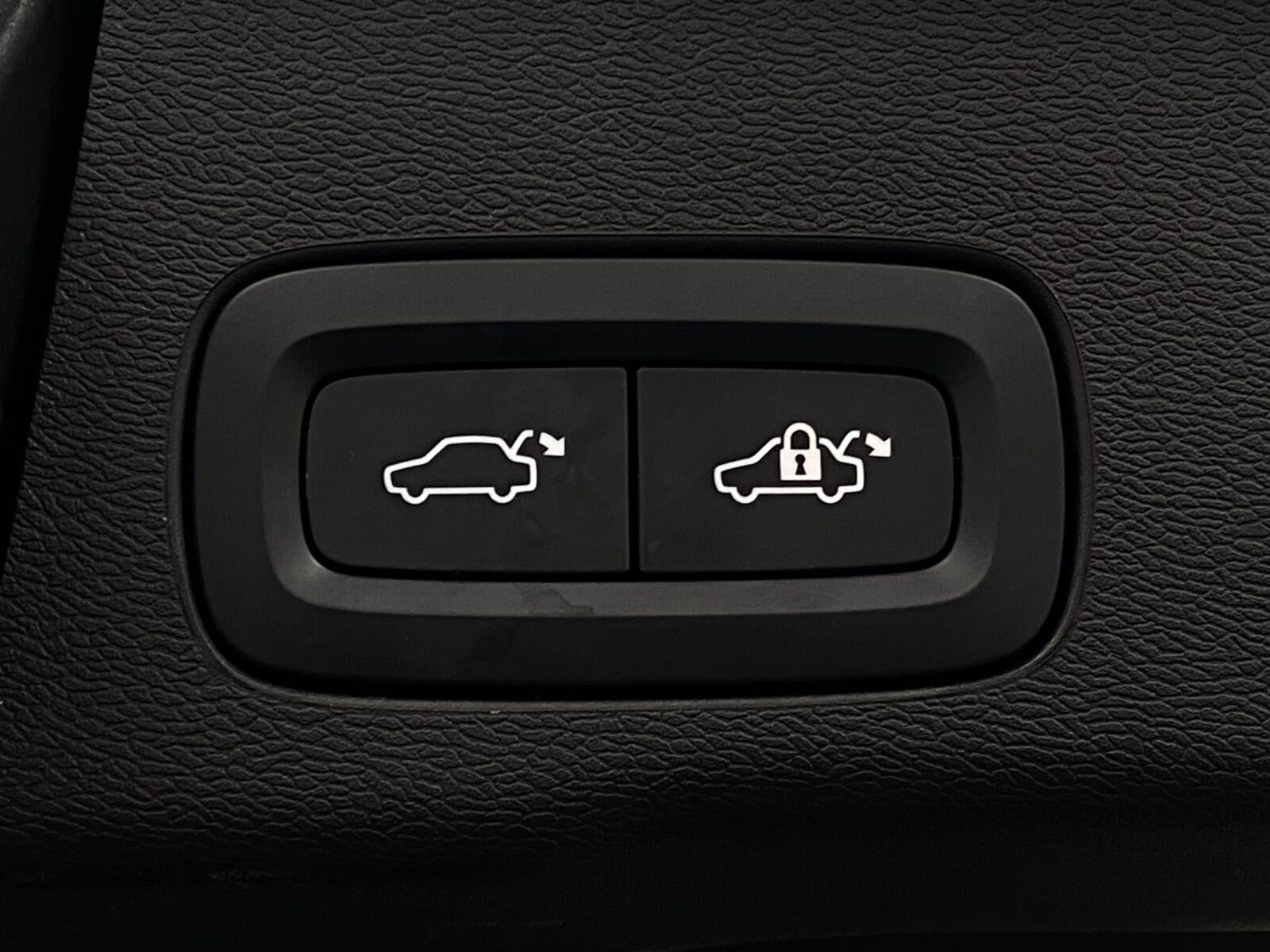 2023 Volvo XC60 B5 AWD Plus Dark Theme