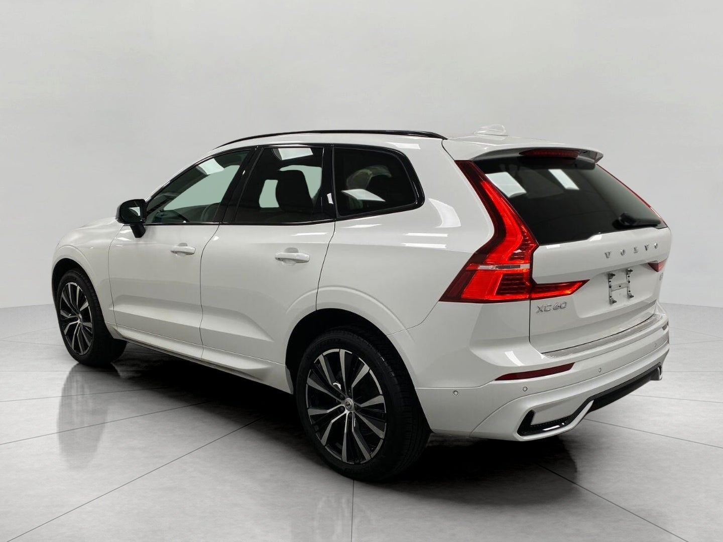 2023 Volvo XC60 B5 AWD Plus Dark Theme