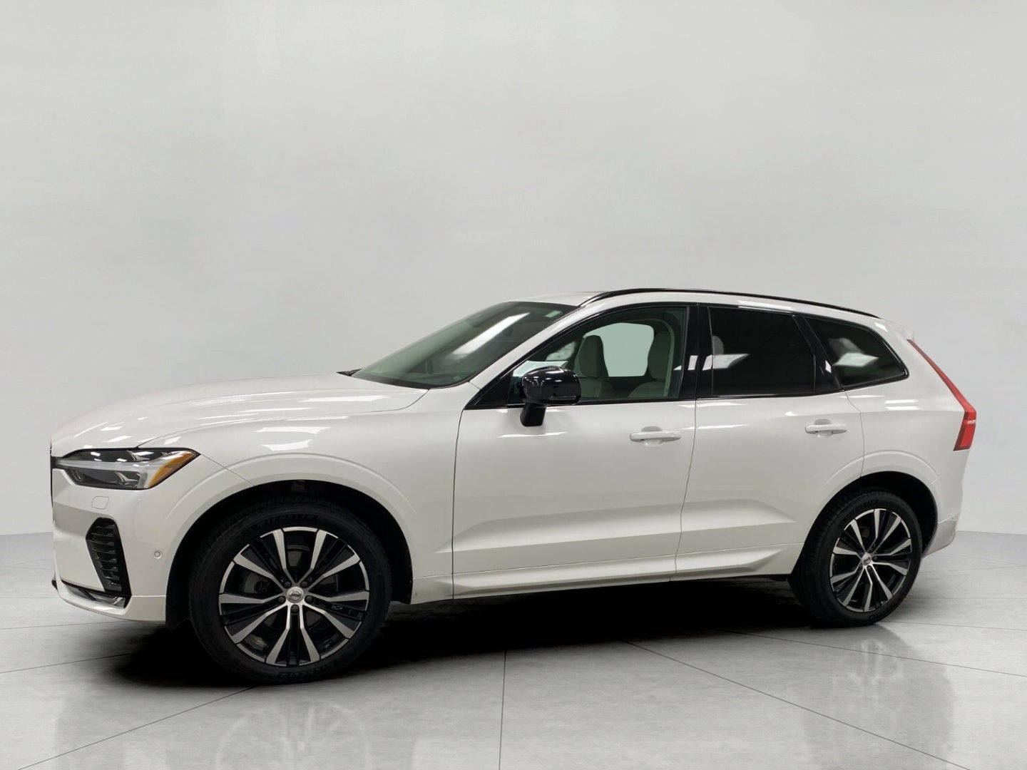 2023 Volvo XC60 B5 AWD Plus Dark Theme