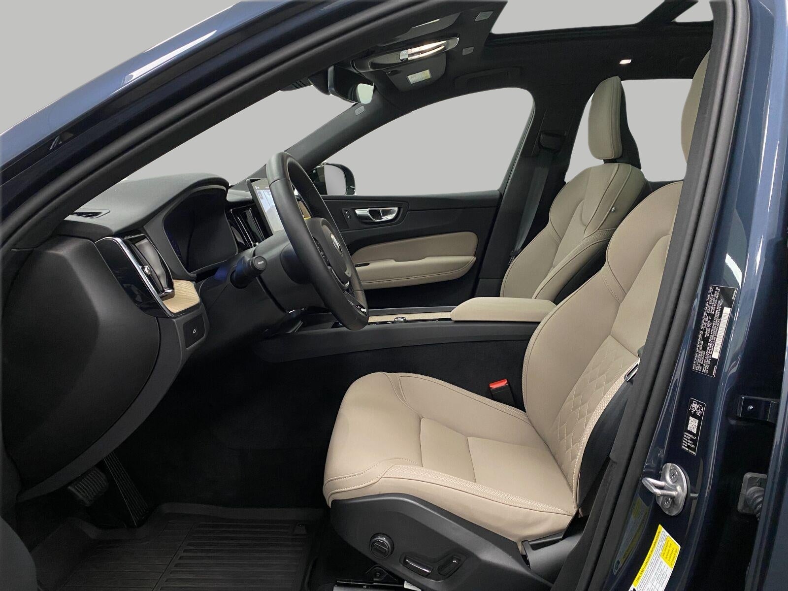 2026 Volvo XC60 Plus - Photo 30